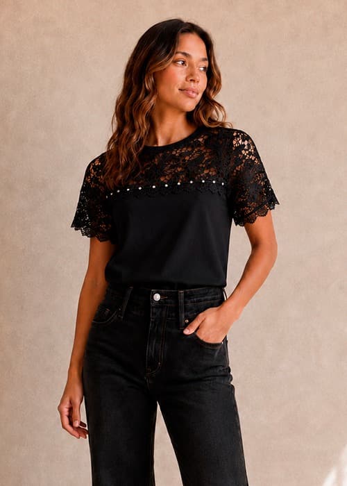 Remera encaje y piedras
