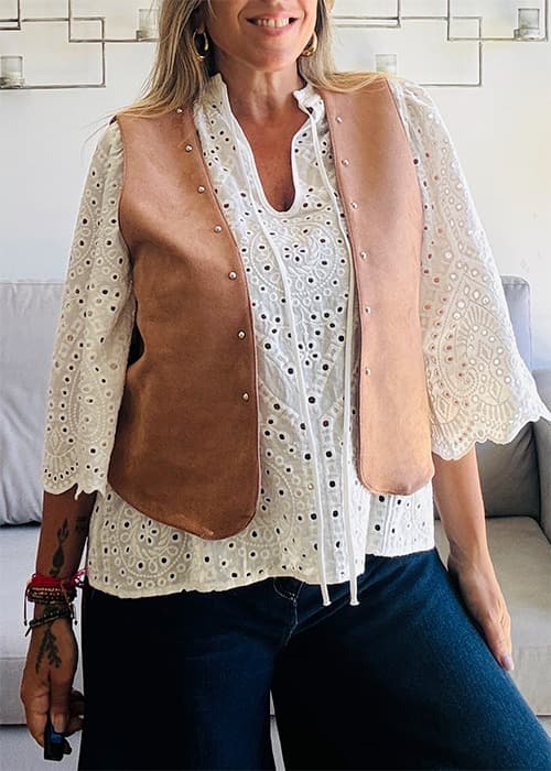 Chaleco de gamuza con tachas